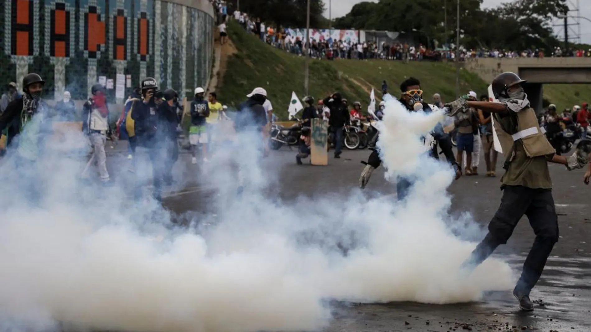Manifestantes se enfrentan con las fuerzas de seguridad de Venezuela durante una protesta