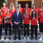 El presidente del Gobierno, Mariano Rajoy, posa junto a la selección española de baloncesto