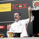 Pepe Solla, mientras desangra una lamprea antes de su preparación