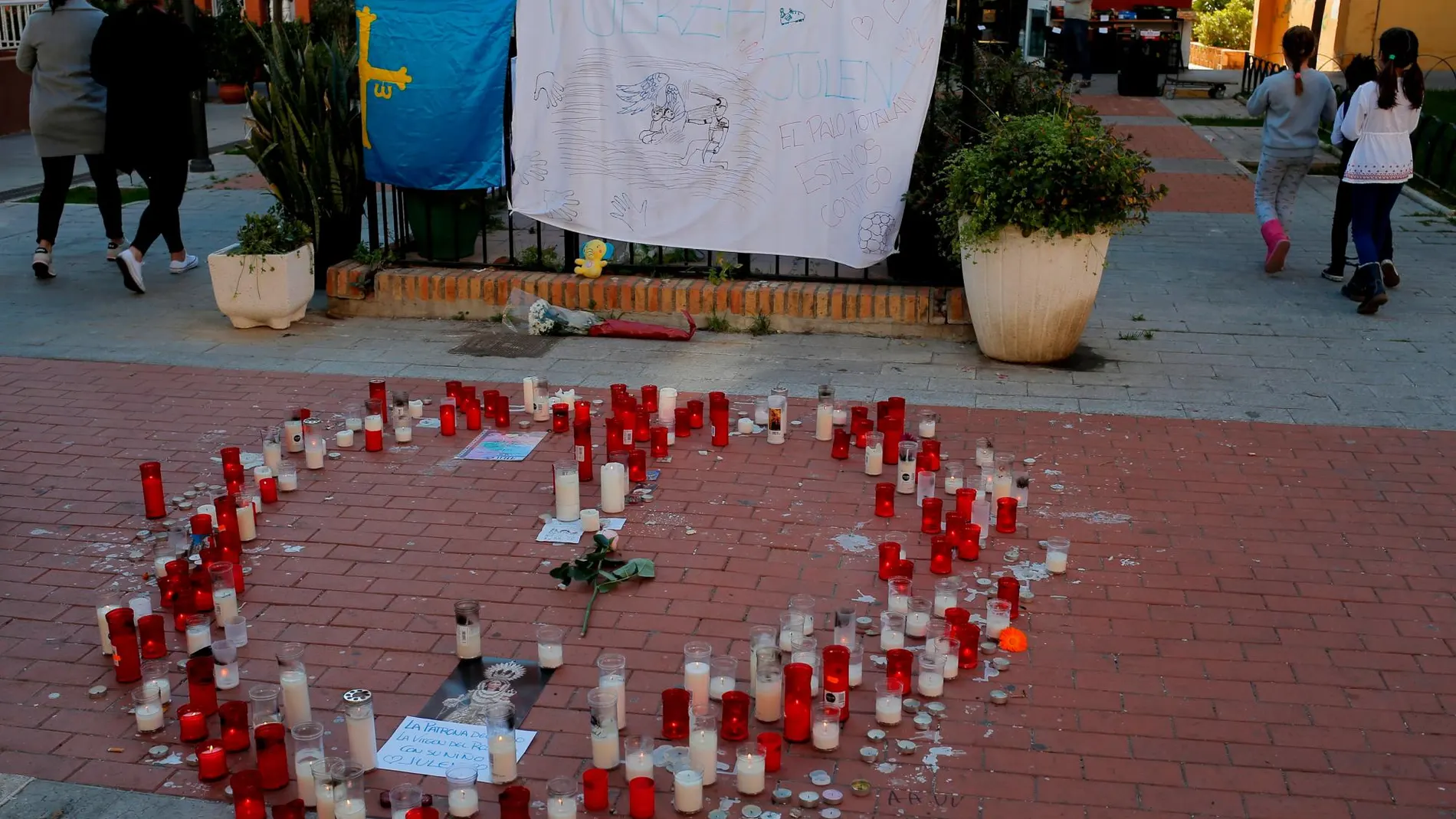 Velas para Julen en un altar improvisado/Foto: Ap / Vídeos C. Pastrano