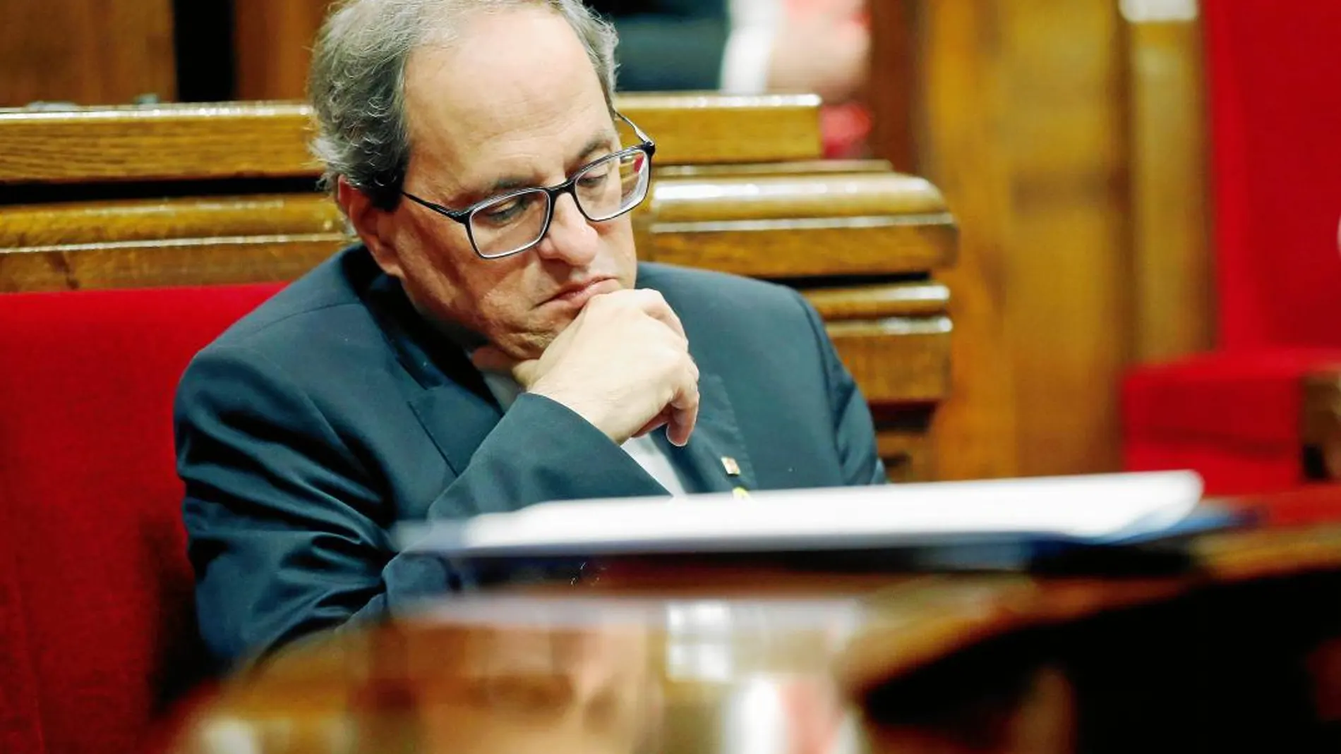 El president, Quim Torra, con gesto contrariado ayer en la sesión plenaria del Parlament tras un tenso rifirrafe con la oposición