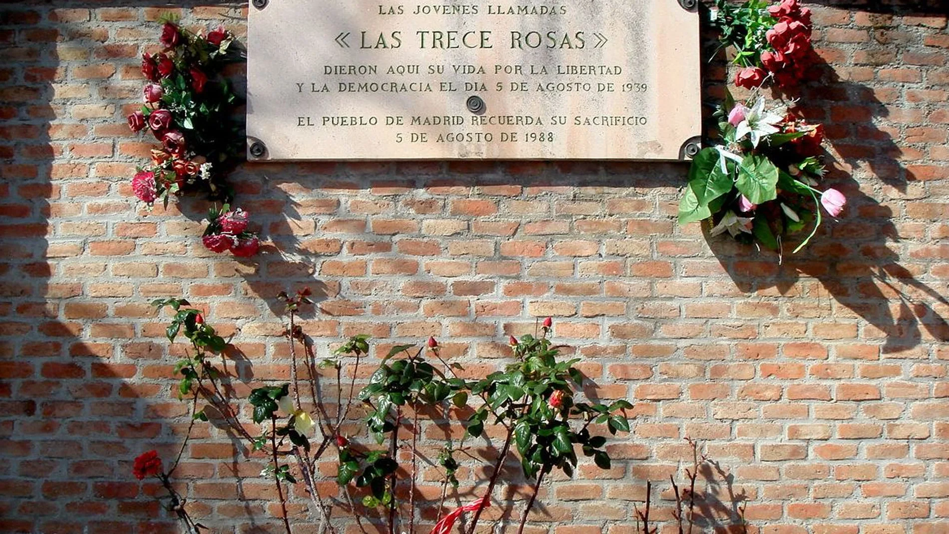Placa en recuerdo a las Trece Rosas en el cementerio de La Almudena