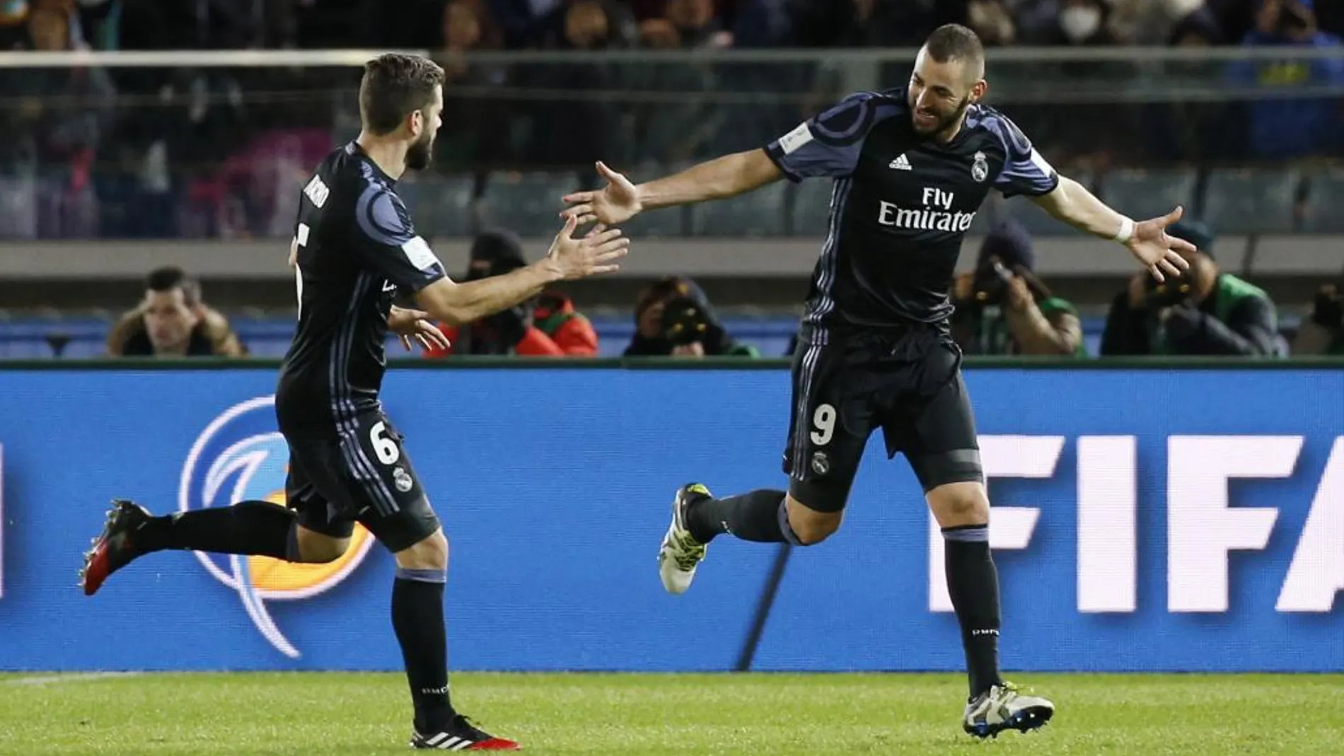 Nacho felicita a Benzema, autor del gol del Real Madrid en el añadido del primer tiempo