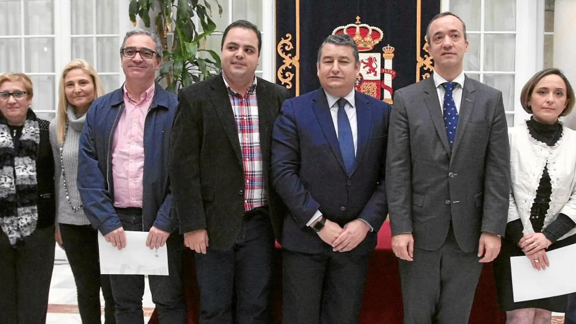 Antonio Sanz y Francisco Martínez, ayer en la Delegación del Gobierno