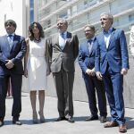 Representantes de las tres administraciones y del Macba, ayer, ante la sede del museo barcelonés