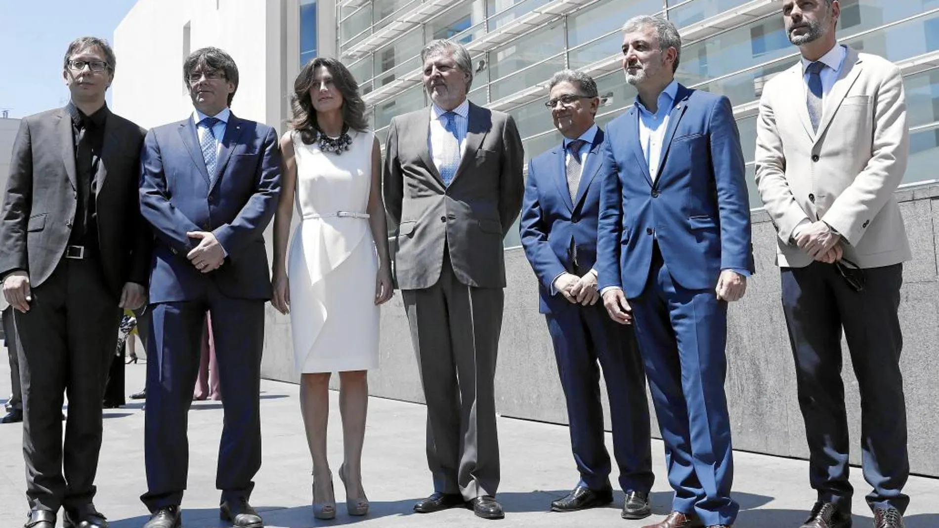 Representantes de las tres administraciones y del Macba, ayer, ante la sede del museo barcelonés