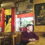 Chen, propietario del Bar Oliva en Usera, se declara falangista, franquista y facha / Foto: Alberto R. Roldán
