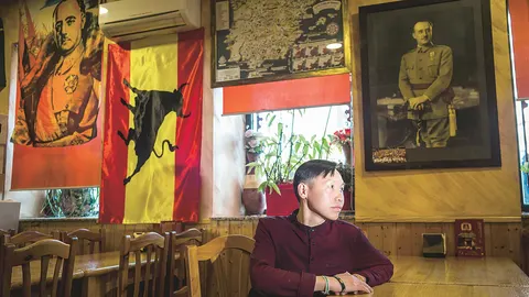Chen, propietario del Bar Oliva en Usera, se declara falangista, franquista y facha / Foto: Alberto R. Roldán