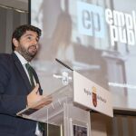 El presidente de la Comunidad, Fernando López Miras, asiste hoy a la reunión que el presidente del PP ha convocado en Madrid con los barones de su partido, para establecer la estrategia electoral
