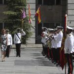 María Dolores de Cospedal pasa revista durante el acto con el que el Ministerio de Defensa celebra el 40 aniversario de su creación.