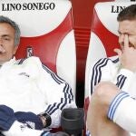 Mourinho y Xabi Alonso conversan antes de un partido amistoso de pretemporada