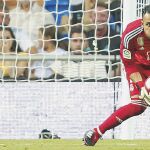 Keylor Navas, con el balón en el partido del Madrid del pasado domingo / Efe
