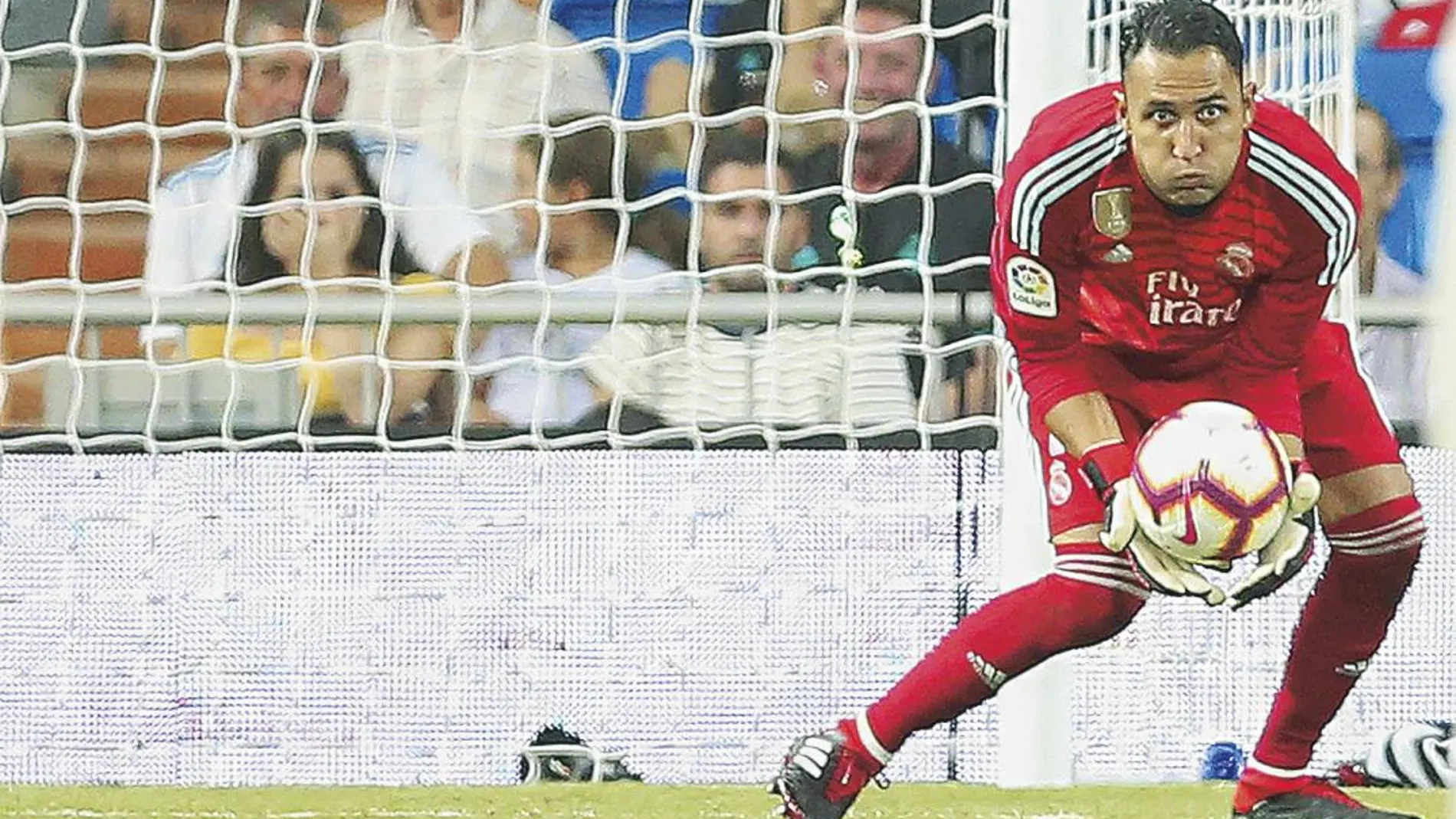 Keylor Navas, con el balón en el partido del Madrid del pasado domingo / Efe