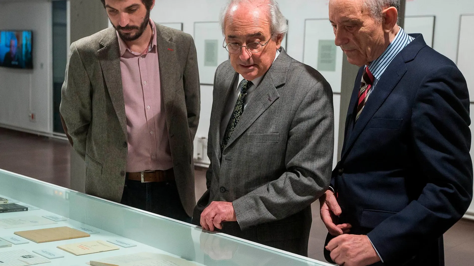 Antonio Piedra, Carlos Martín Aires y Jorge Urrutia, hijo de Leopoldo Luis, recorren la muestra
