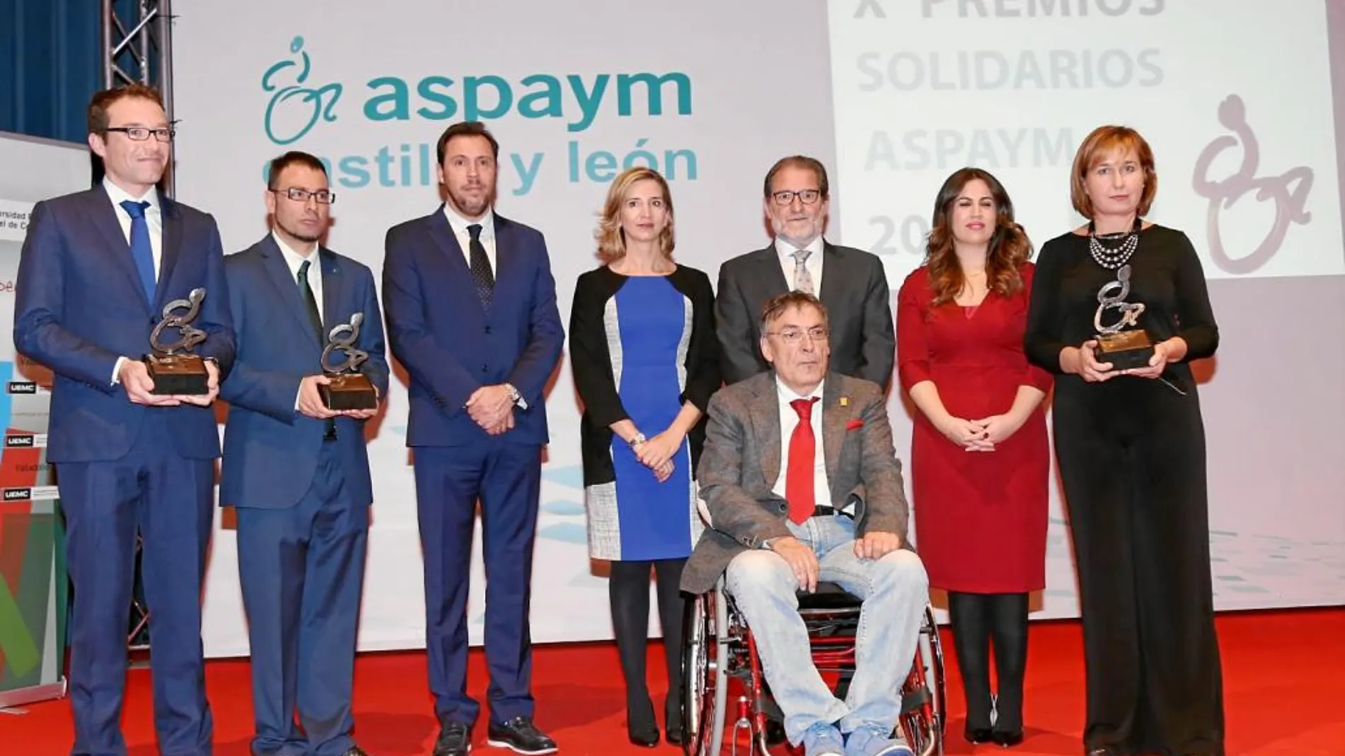 Los premiados junto a J. Manuel González, Julio Herrero, de Aspaym; la consejera Alicia García, Puente e Imelda Rodríguez