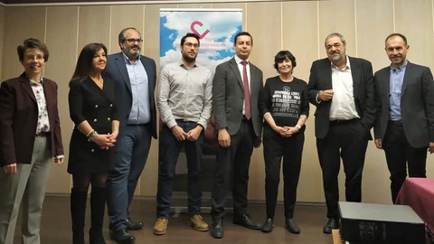 Foto de familia de la ganadora con el jurado
