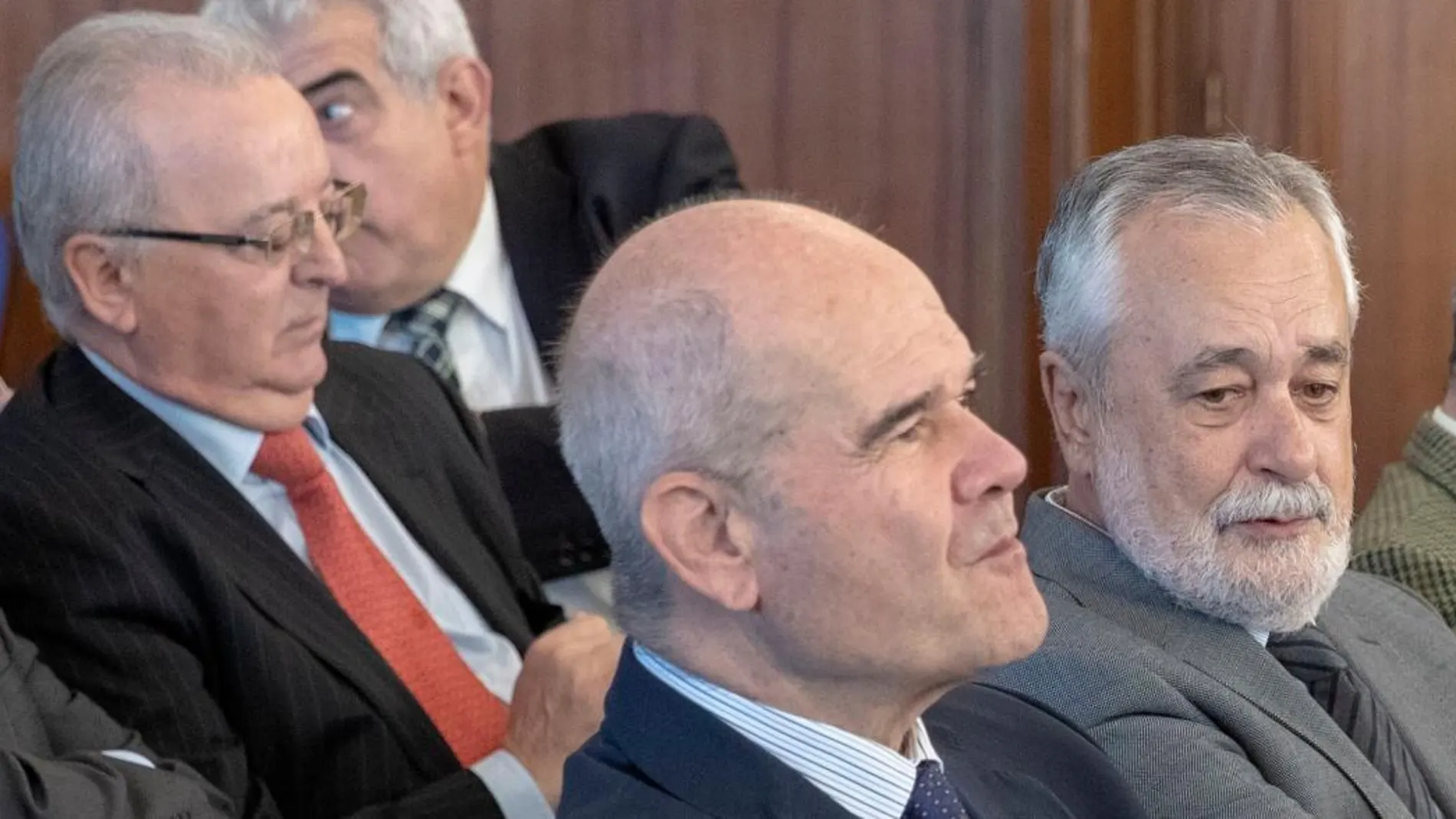 El ex consejero Antonio Fernández, detrás de Chaves y Griñán en el juicio de los ERE (Foto: Efe)