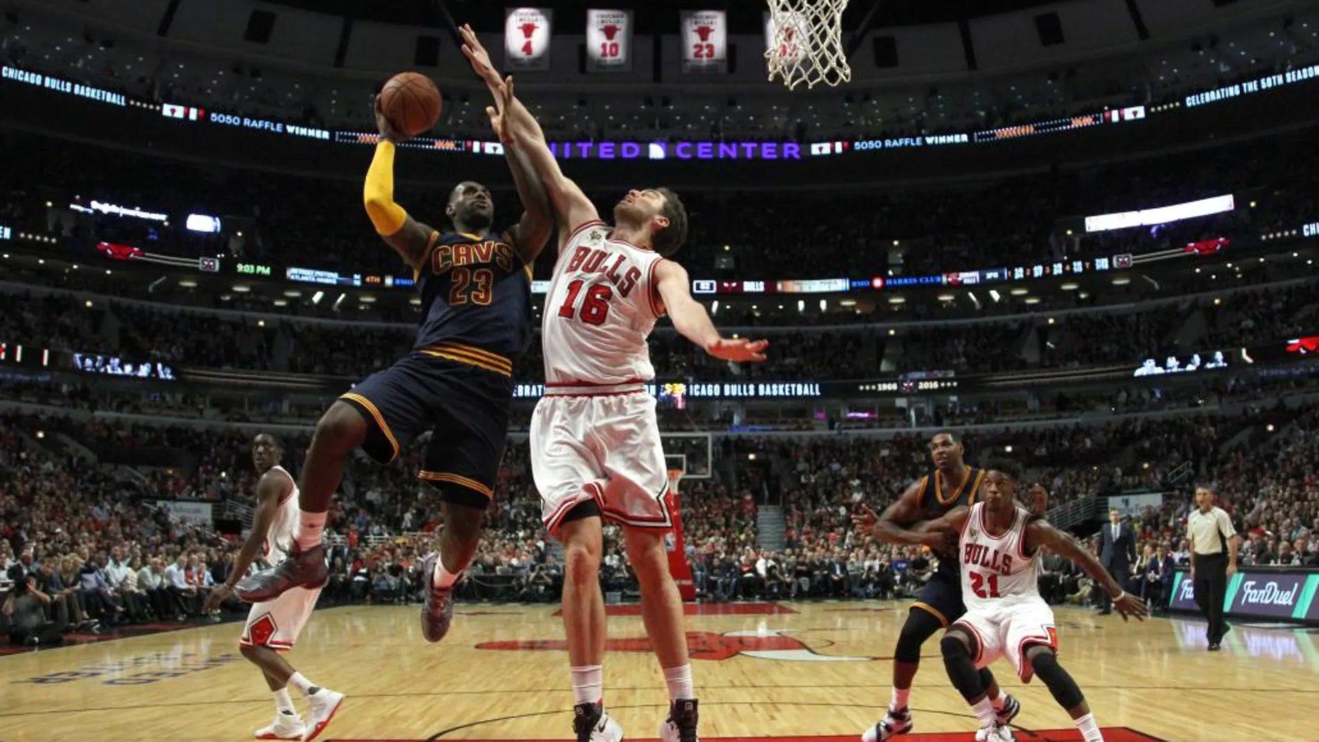 Pau Gasol tapona a LeBron James