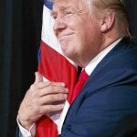 Trump abraza la bandera de EE UU a su llegada a Tampa (Florida)