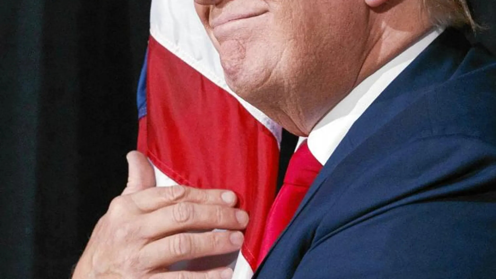 Trump abraza la bandera de EE UU a su llegada a Tampa (Florida)