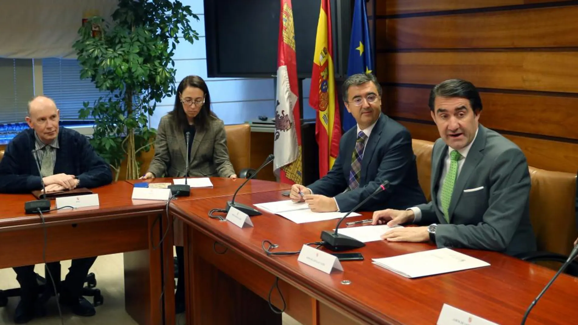 El consejero de Fomento y Medio Ambiente, Juan Carlos Suárez-Quiñones, explica las subvenciones de rehabilitación de viviendas