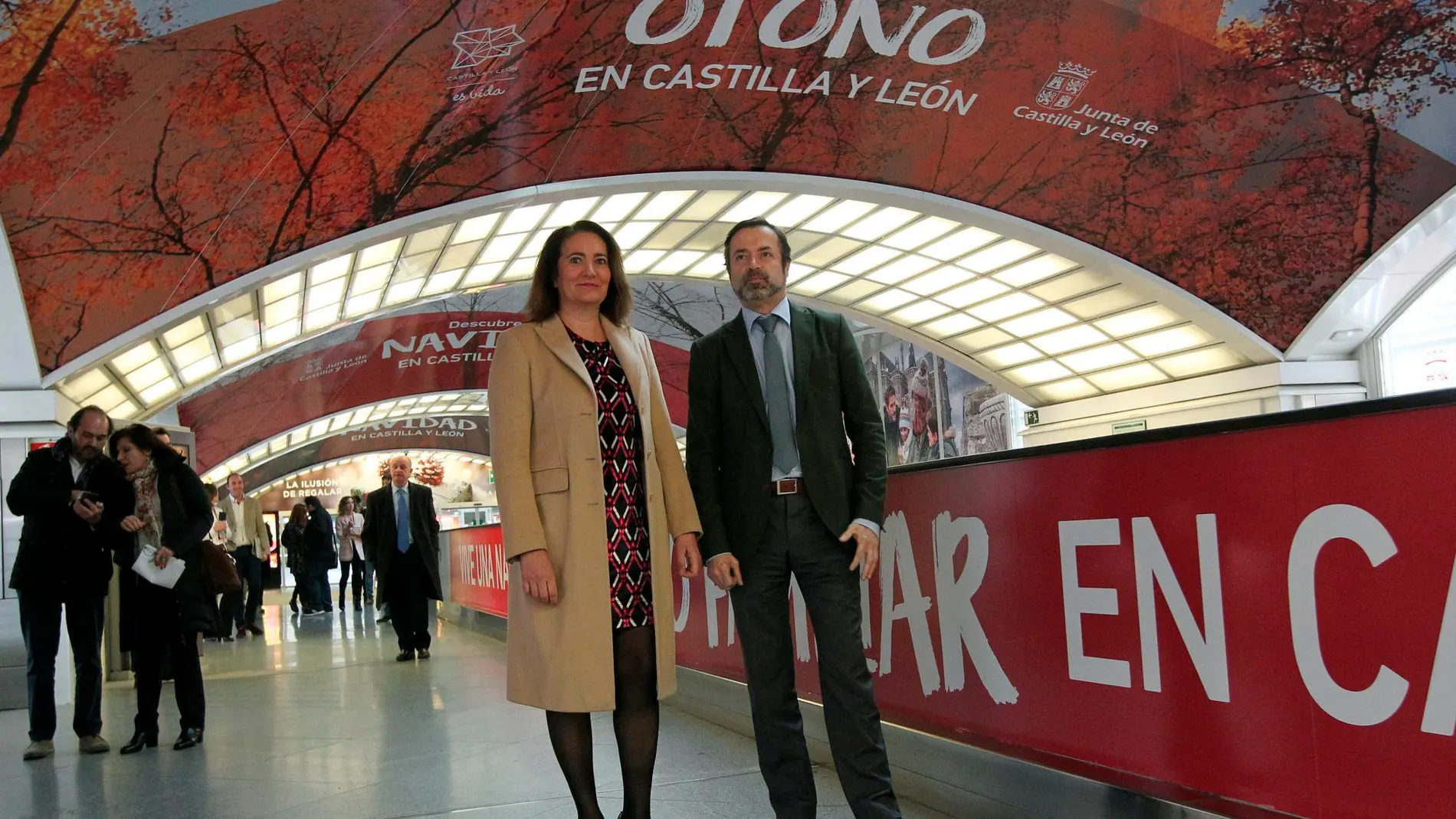 La Consejera de Cultura y Turismo de la Junta, María Josefa García Cirac junto al director general de Turismo, Javier Ramírez durante la presentación de la campaña “Castilla y León es Navidad”
