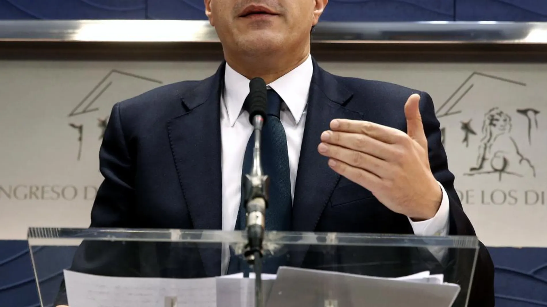 El secretario de Estado de Relaciones con las Cortes, José Luis Ayllón (d), durante su comparecencia hoy en el Congreso