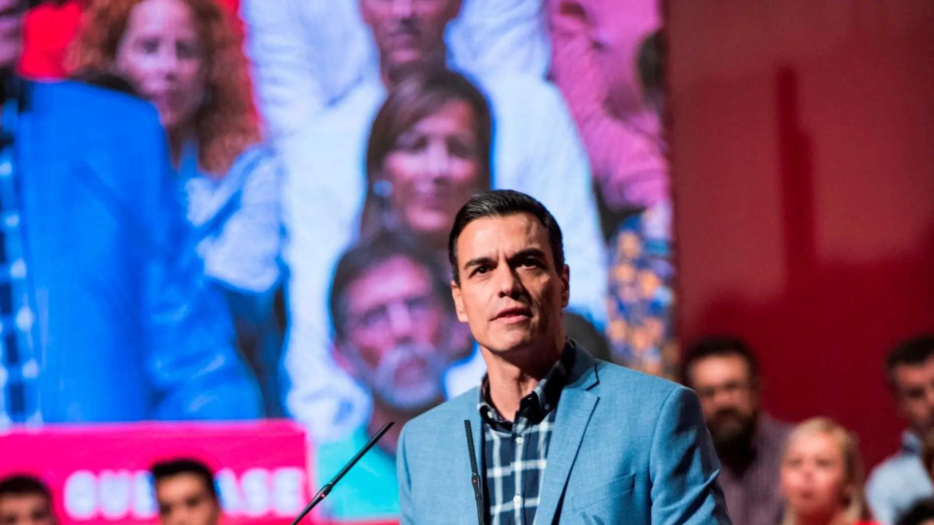 El secretario general del PSOE durante el acto celebrada este martes en Cáceres junto al secretario general de los socialistas extremeños, Guillermo Fernández Vara