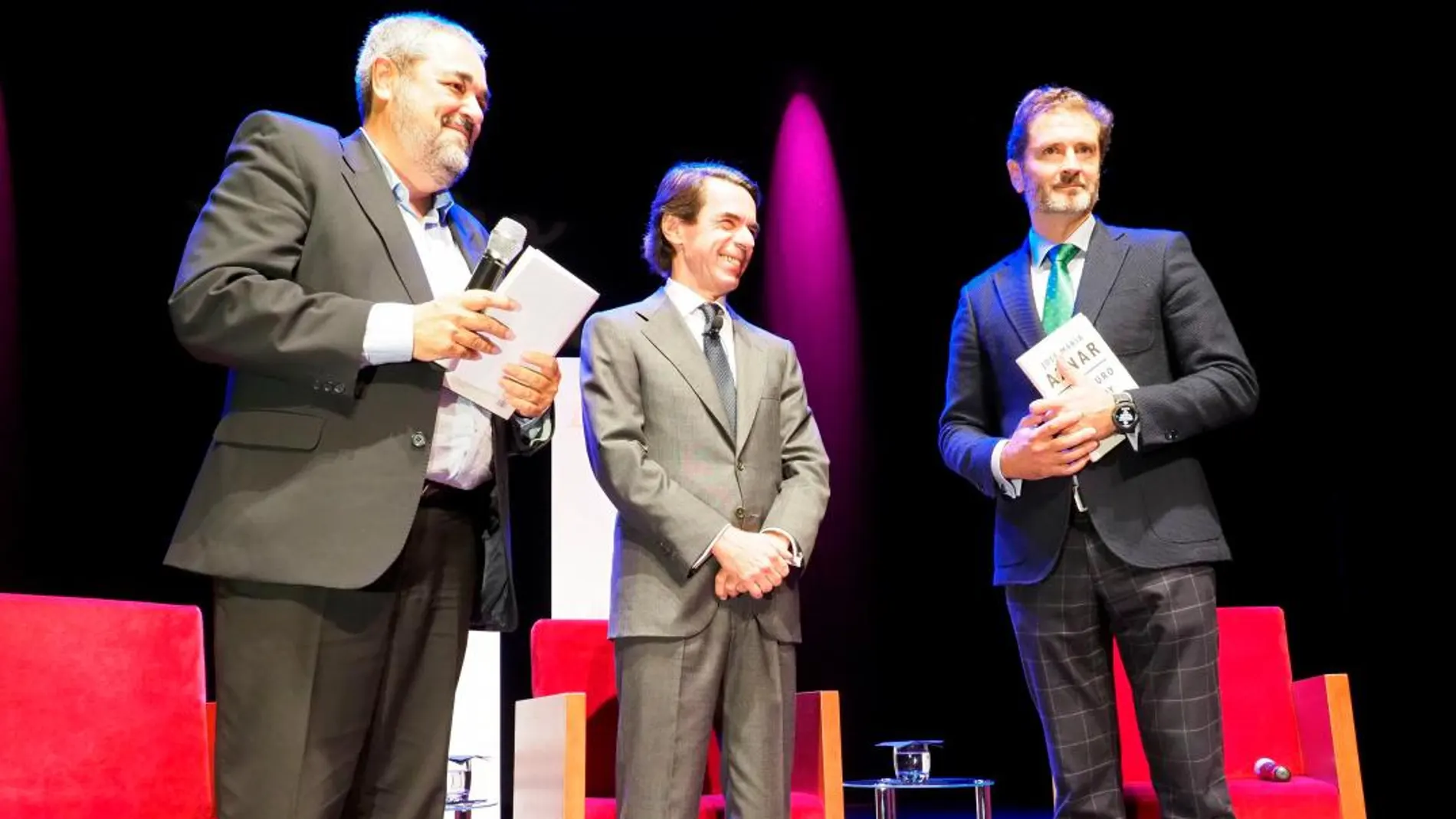 Aznar junto a Carlos Aganzo y Fernando Conde, al término de la presentación