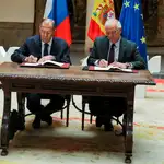 Borrell y Lavrov firma el acuerdo de cooperación.
