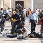 Forenses israelíes junto al cuerpo de uno de los palestinos abatidos