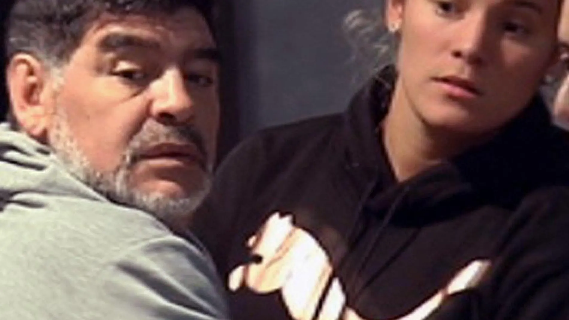 Diego Maradona junto a su novia Rocío Oliva en el hotel de Madrid donde se hospeda