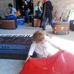 Una niña juega en uno de los espacios de la Fábrica Fabra i Coats con la música como leit motif