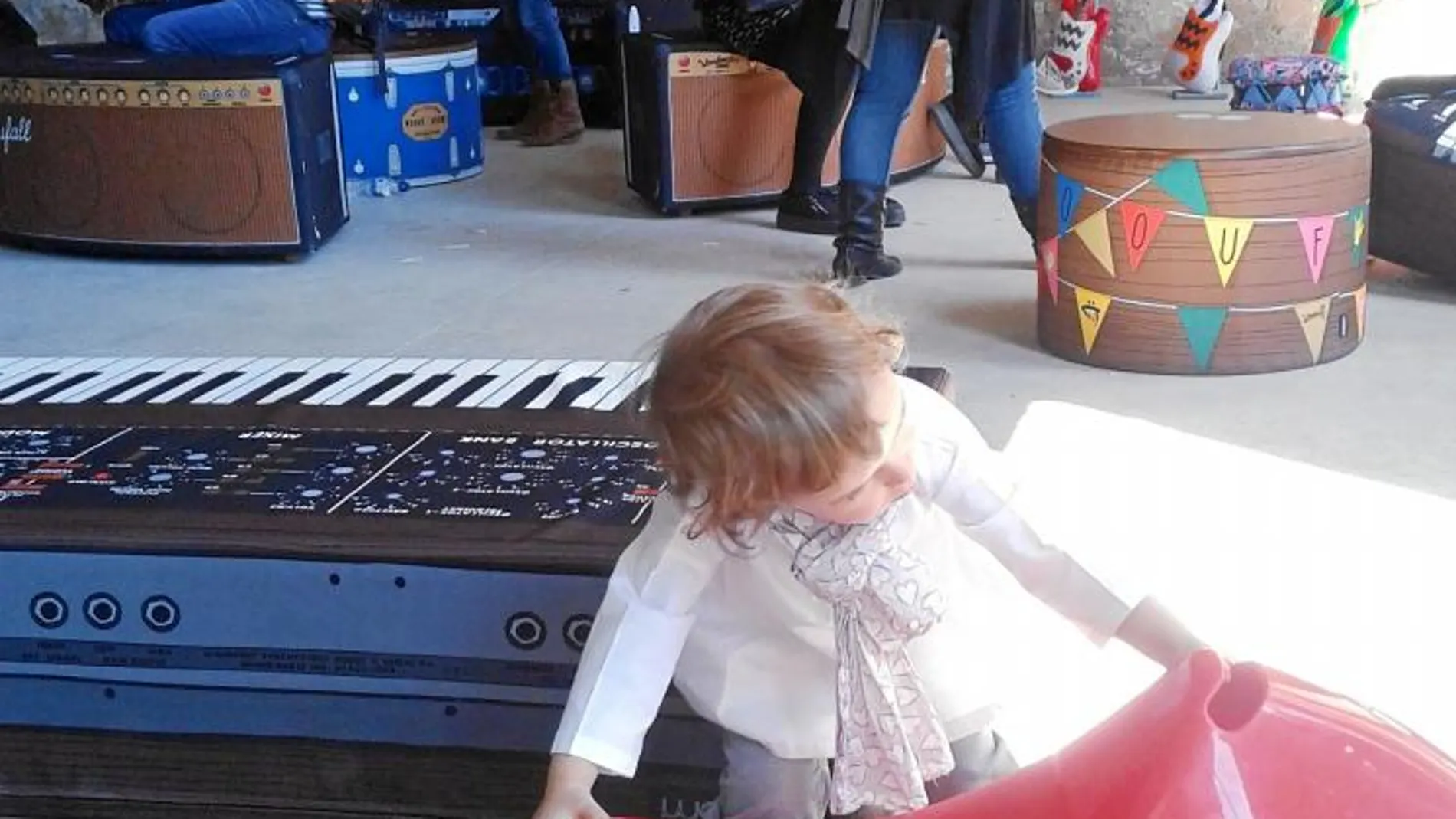 Una niña juega en uno de los espacios de la Fábrica Fabra i Coats con la música como leit motif