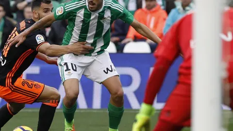 Montoya sujeta a Dani Ceballos dentro del área valencianista