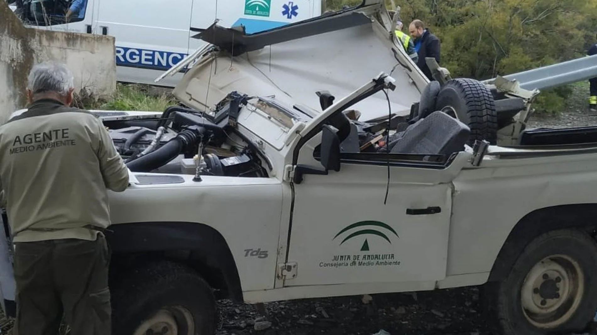 La imagen muestra el estado en el que quedó el vehículo que conducía una agente siniestrado en Nacimiento, Almería (Foto: Ep)