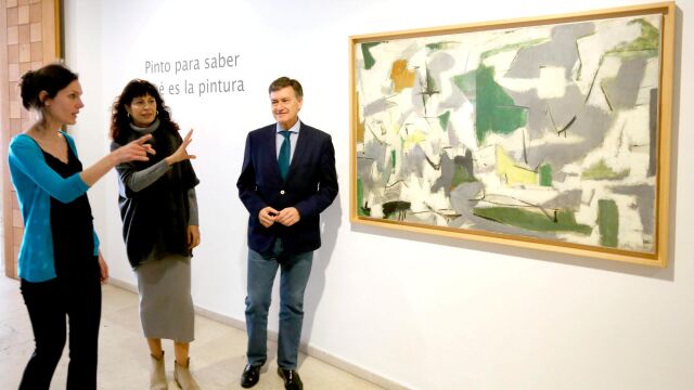 Ana Redondo y Francisco Vázquez escuchan a la directora del Museo Esteban Vicente de Segovia, Ana Doldán