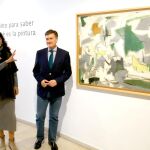 Ana Redondo y Francisco Vázquez escuchan a la directora del Museo Esteban Vicente de Segovia, Ana Doldán