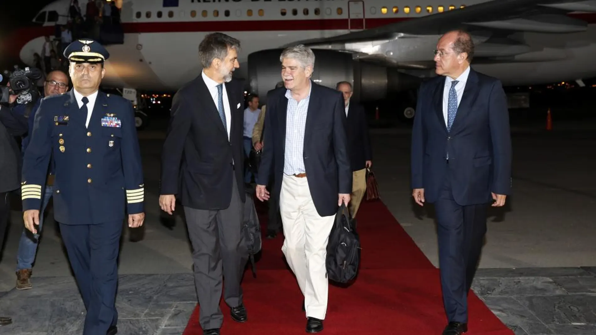 El ministro español de Asuntos Exteriores, Alfonso Dastis (2d), acompañado por el embajador de España en Perú, Ernesto de Zulueta (2i), a su llegada a Lima