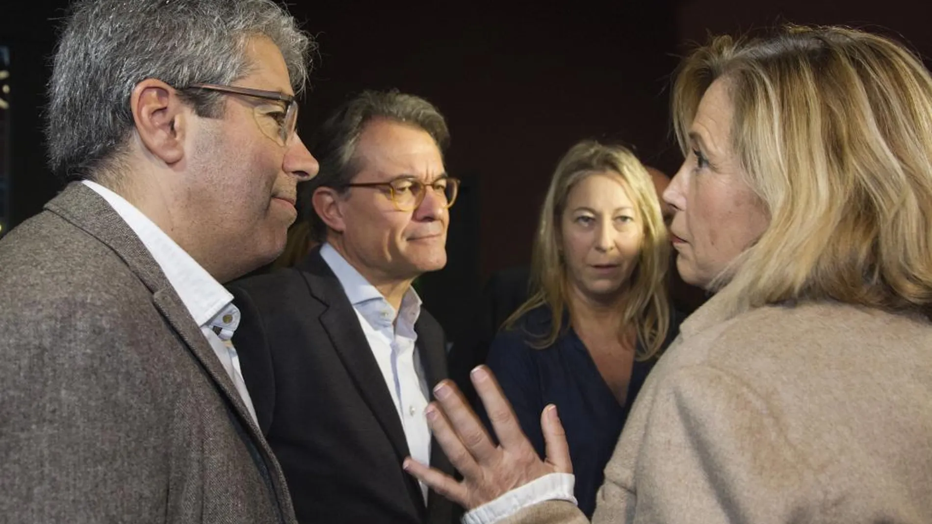 El exconseller y portavoz de PDeCat en el congreso, Francesc Homs (i), junto al expresidente de la Generalitat Artur Mas (2i), la exconsellera Joana Ortega (d) y la consellera Neus Munté (2d)