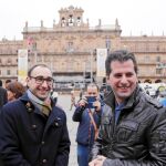 Luis Tudanca y David Serrada, ayer en la Plaza Mayor de Salamanca