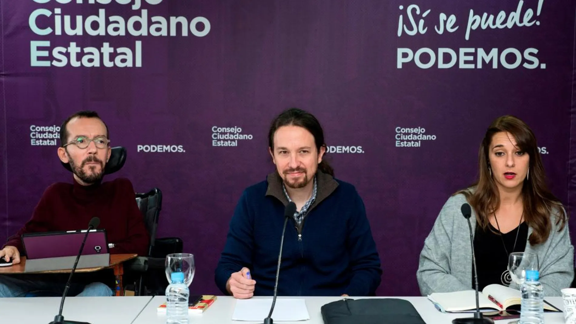 El secretario general de Podemos, Pablo Iglesias (c), junto al de Organización, Pablo Echenique (i), durante la reunión de urgencia del Consejo Ciudadano Estatal. EFE/Luca Piergiovanni