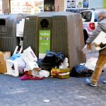 Con los contendores hasta arriba, ayer los ciudadanos ya apilaban los desechos en la calle Pensamiento de Tetuán