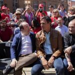 El candidato a la secretaría general del PSOE Pedro Sánchez conversa con Miquel Iceta, poco antes de protagonizar hoy su primer gran acto de campaña en Cataluña