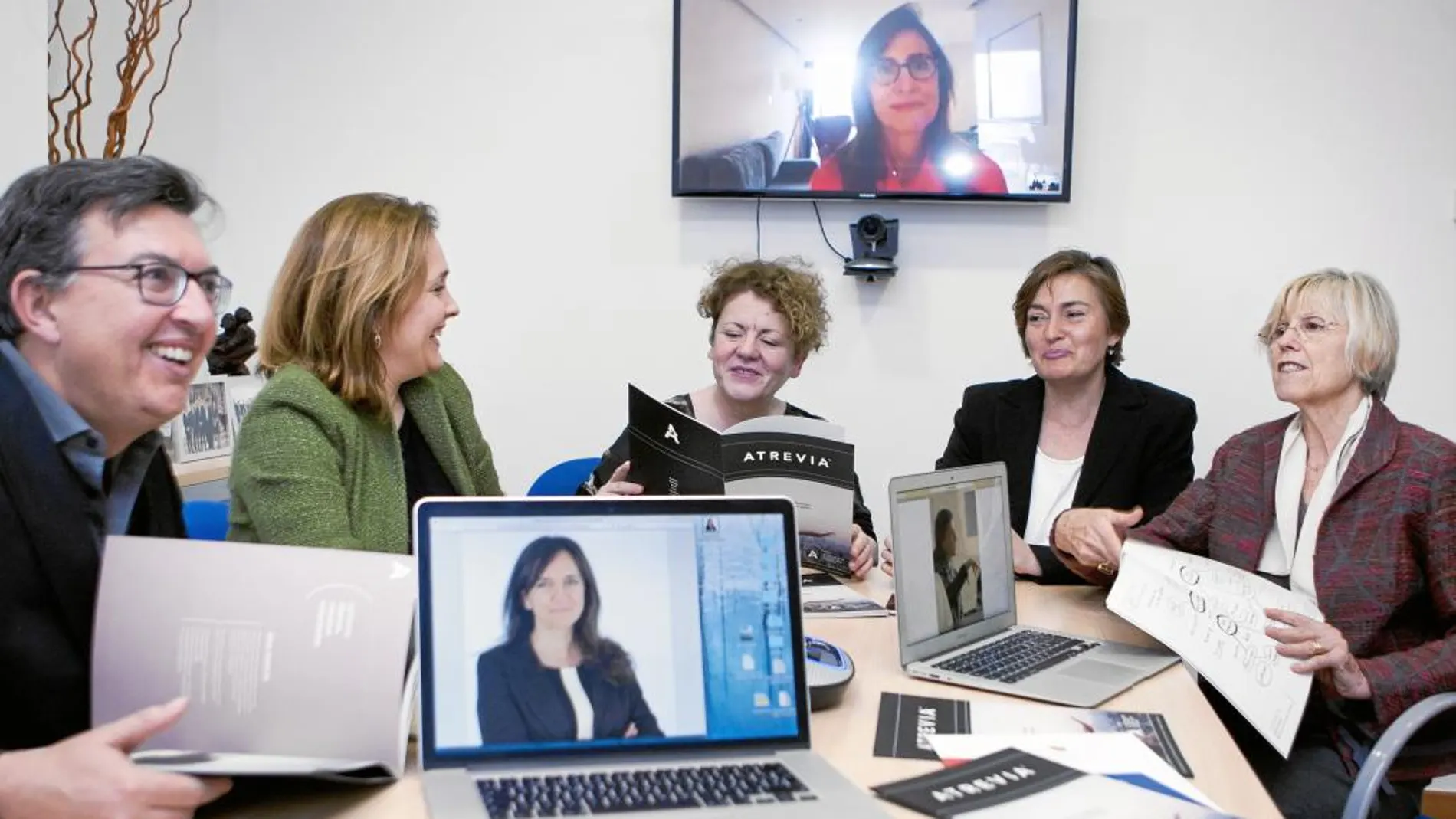 El comité de dirección de Atrevia. En la mesa, de izda. a dcha., Fernando Claver, Asunción Soriano, Mercè Ribera, Isabel Grifoll y Núria Giralt. En los ordenadores, Isabel Lara y Ana Margarida Ximenes. En el televisor, Núria Vilanova