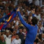 El delantero argentino del FC Barcelona, Leo Messi, celebra con los aficionados el gol de la victoria ante el Real Madrid