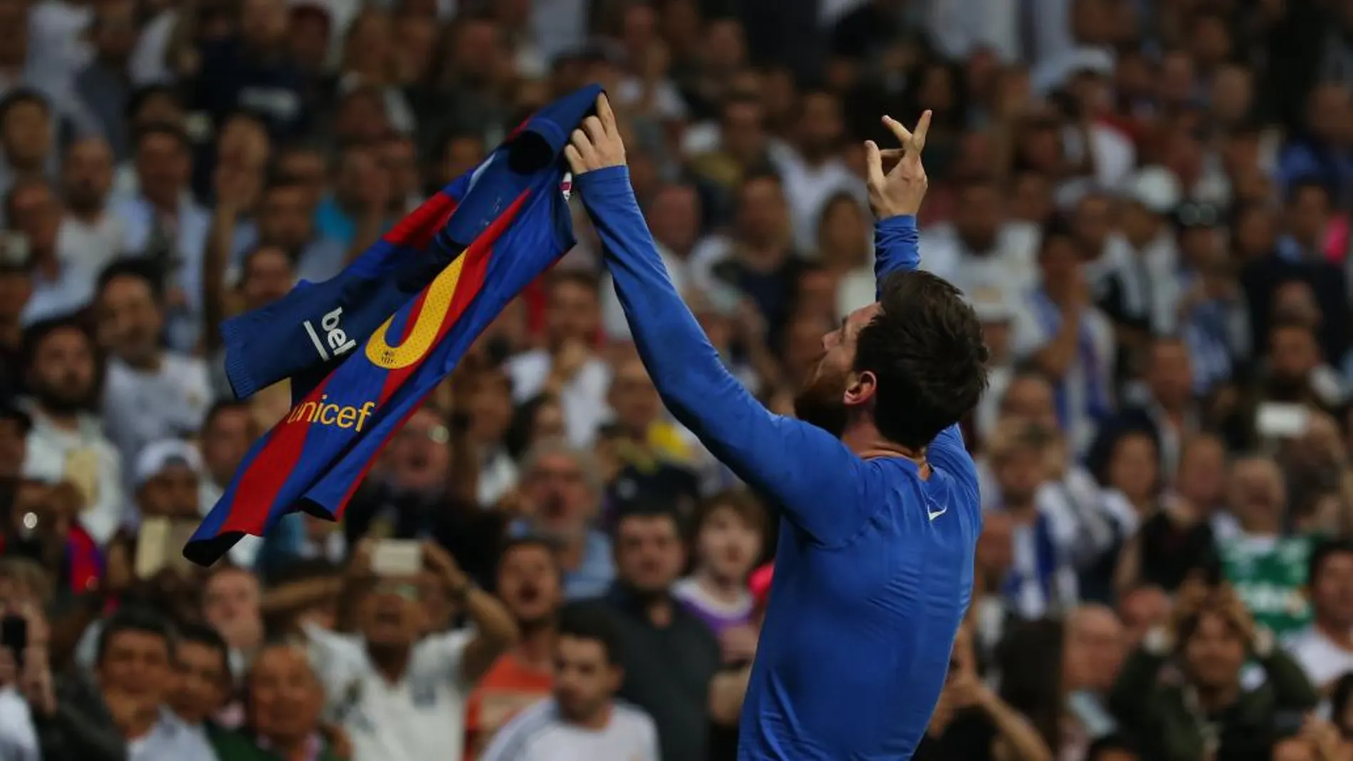 El delantero argentino del FC Barcelona, Leo Messi, celebra con los aficionados el gol de la victoria ante el Real Madrid