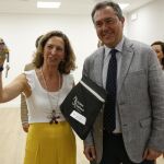 Juan Espadas participó ayer en la entrega de llaves a emprendedores dentro del plan de empleo de Emvisesa