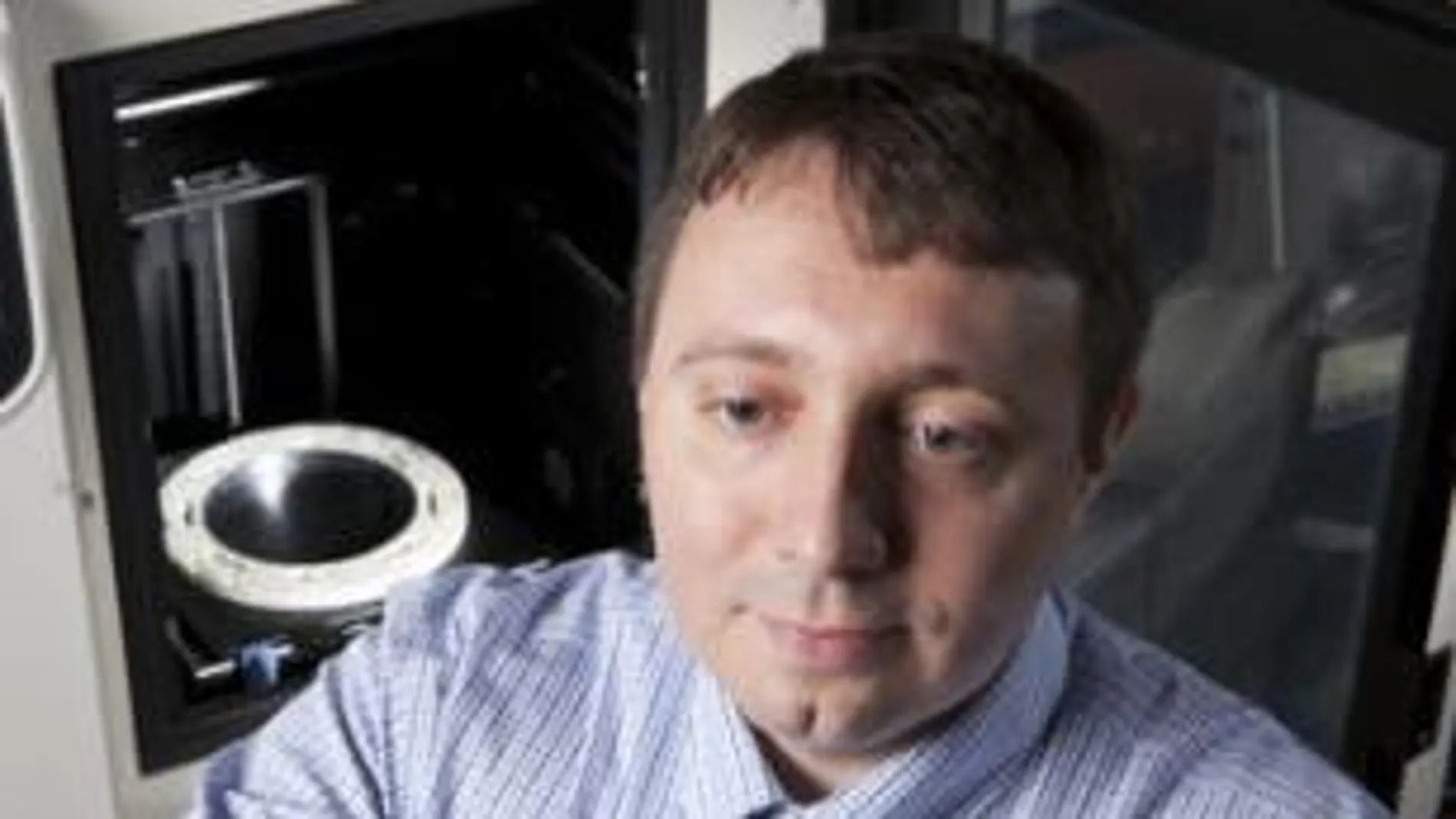 Yaroslav Urzhumov con el dispositivo de invisibilidad fabricado con una impresora 3D.