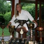 Rozalén Castillo, mostrando los numerosos trofeos adquiridos durante su carrera deportiva y profesional